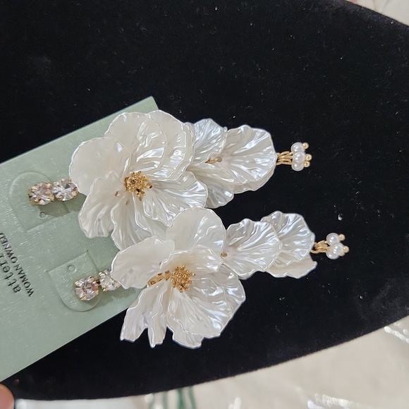 🔹️ ATTERRI🔹️💕host Pick💕 White Floral cascading  Earrings - Picture 5 of 6